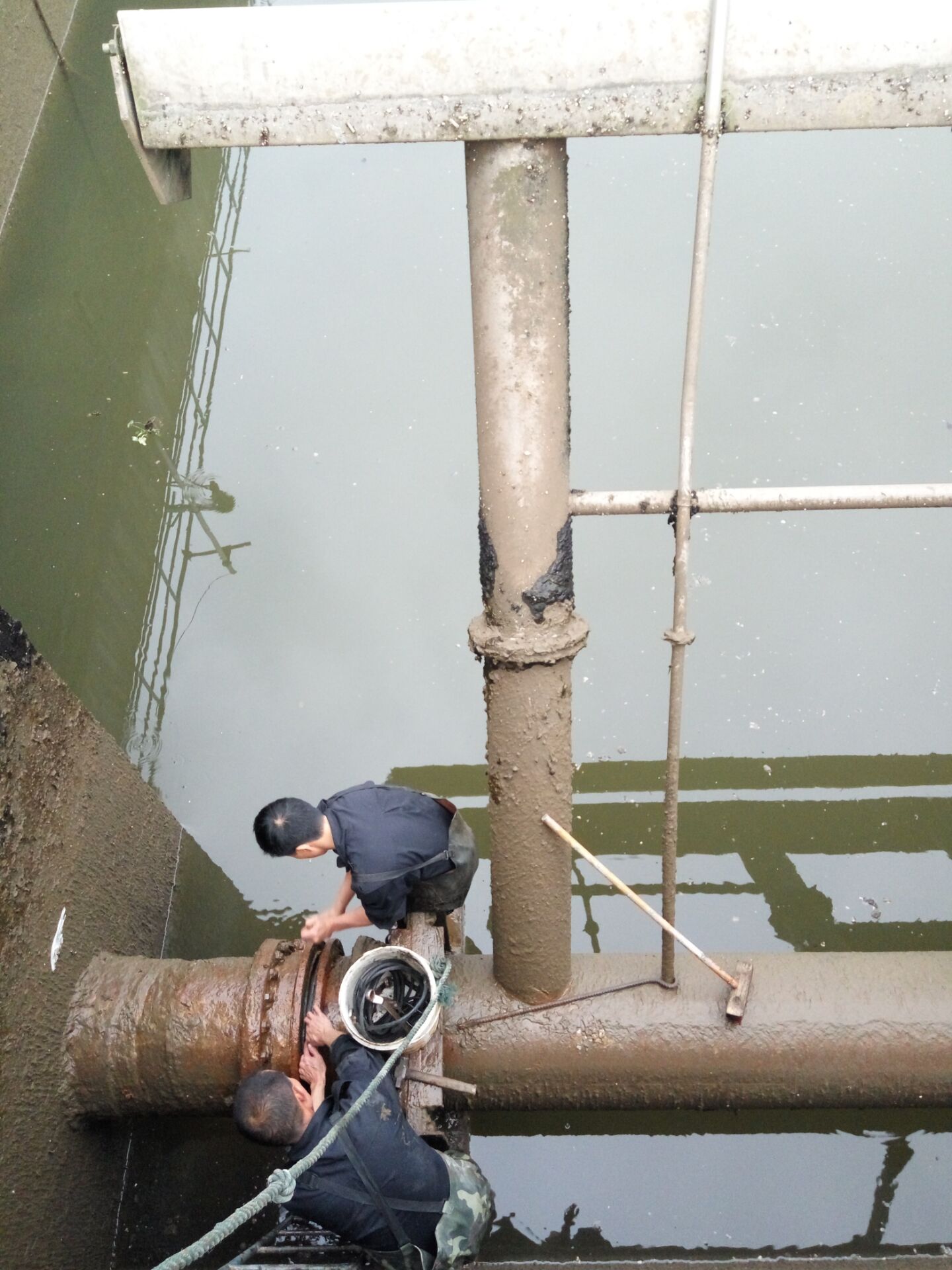 机修人员在池子下维修滗水器.jpg